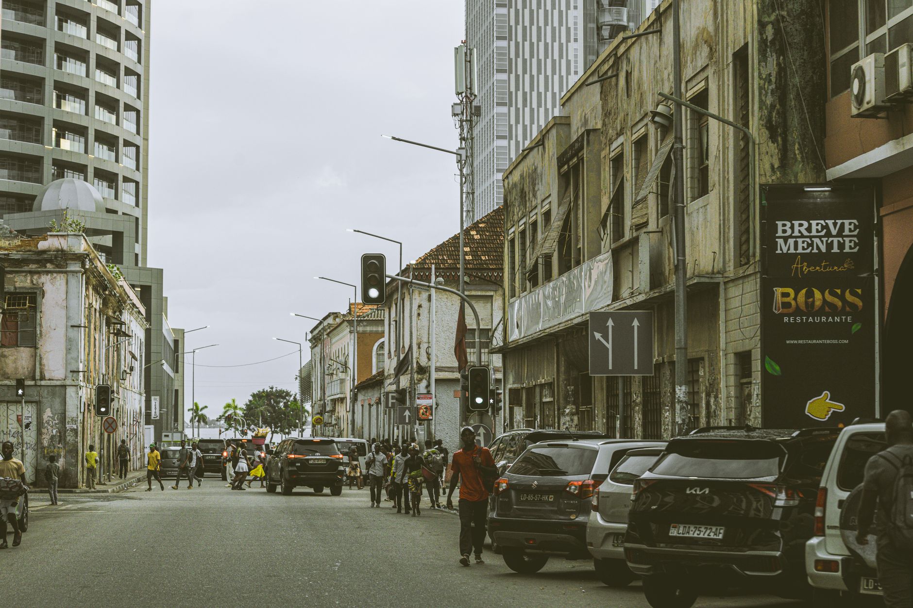 Rua movimentada na baixa de Luanda